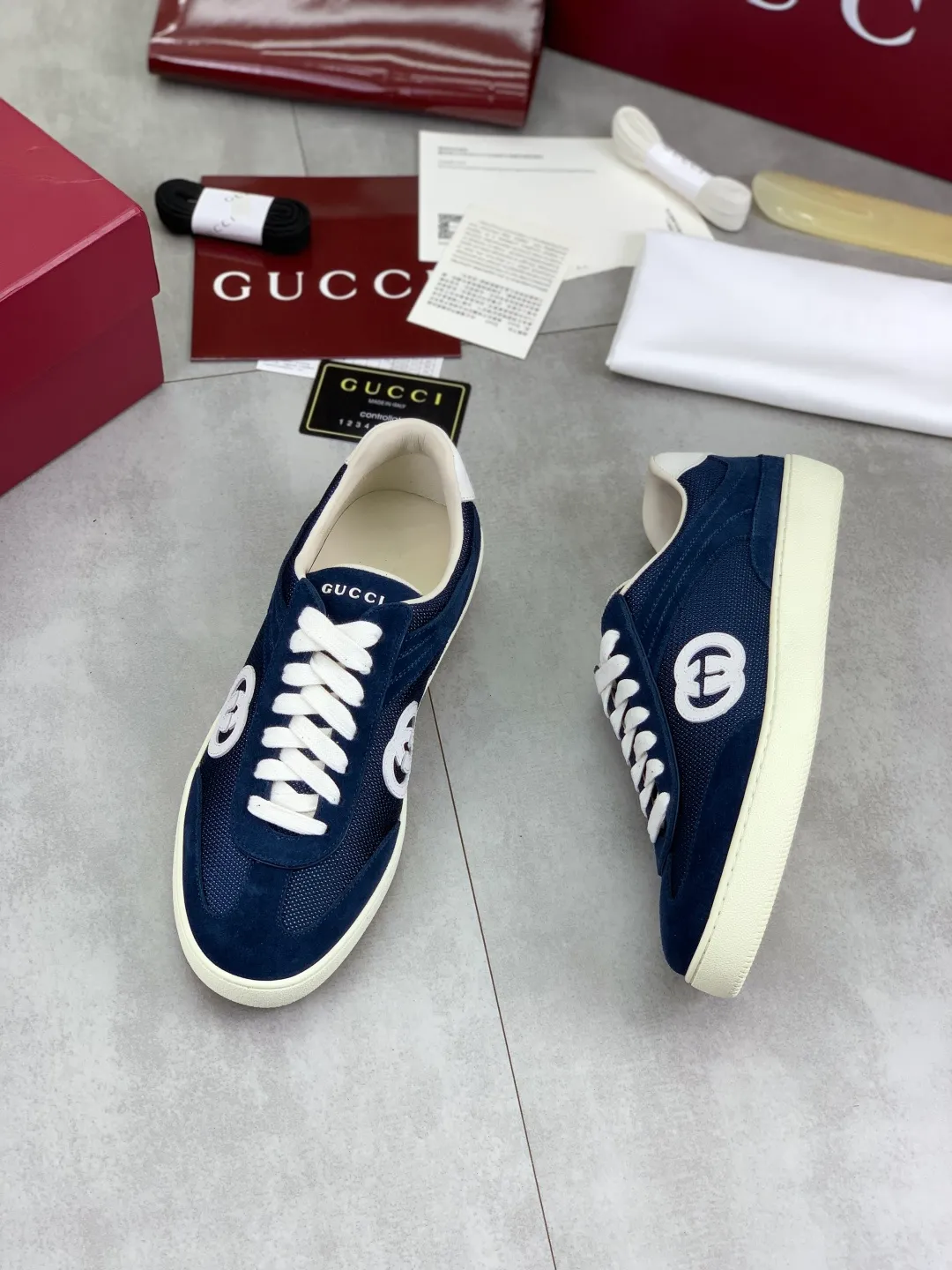 Men's shoes 💰P562 New GUCCI classic design moral training element catwalk model, matching version of top quality moral training shoes for men and women. Epoxy logo process is concave and convex, matching oil edge technology, punched cowhide cloth surface, suede cowhide surface splicing, breathable and not stuffy, the original overlasted shoe model is comfortable on the feet.  Fabric: Matched leather + cloth + mesh Lining: Water-dyed sheepskin Foot: Water-dyed sheepskin Outsole: Original molded TP matching environmentally friendly material Packaging: Top counter full set of packaging Female 35-42 (Female 41.42. Customized) Male 39-46 (46 customized)